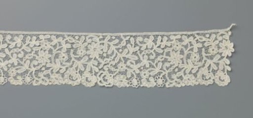 Strip of bobbin lace with various flowers