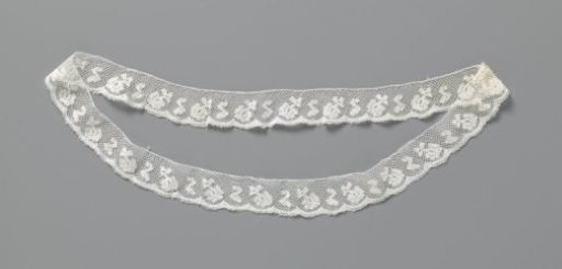 Sleeve strip of bobbin lace with loose roses
