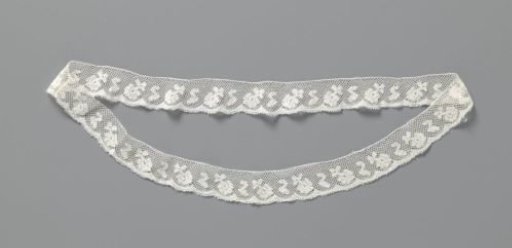 Sleeve strip of bobbin lace with loose roses