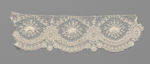 Strip of needle lace with hanging hearts under a lying c-scroll with rose