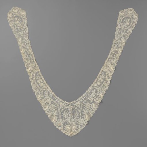 Shawl collar of needle lace with chain link