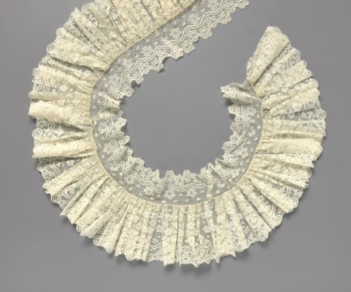 Strip of bobbin lace with wavy line
