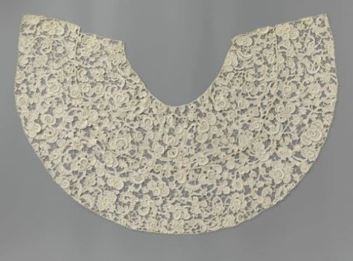 Large round collar with S-scrolls