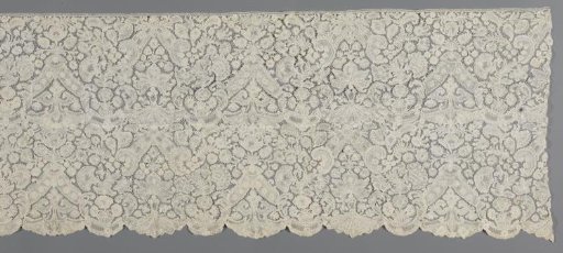Alb strip of bobbin lace with flowers in pointed arch
