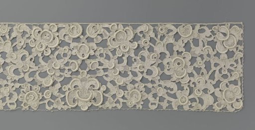 Jabot of needle lace with palmette flowers
