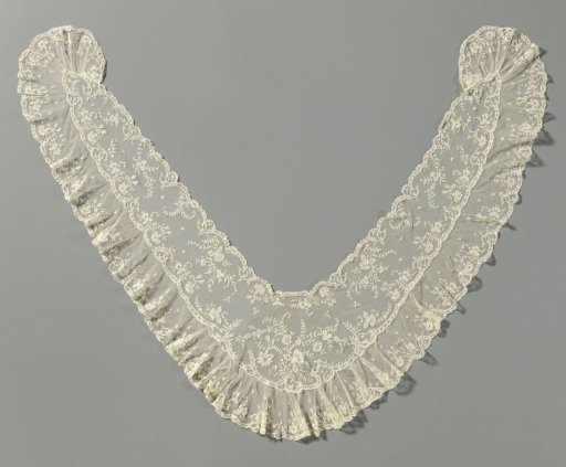 Fichu of appliqué lace with a ruffled strip