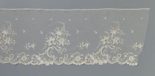 Flounce of appliqué lace with foam heads
