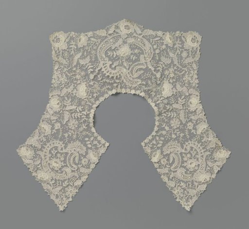 Flat collar of needle lace with asymmetrical reserves