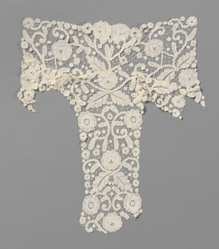 Ornament for a dressing gown of mixed lace with rose hedge