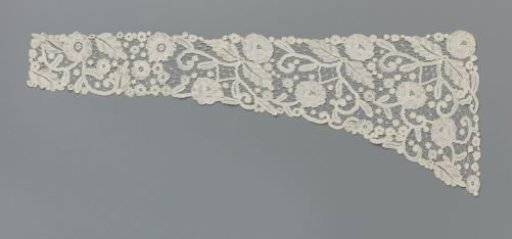 Ornament for a dressing gown of mixed lace with rose hedge