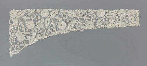 Ornament for an evening mantle of mixed lace with rose hedge