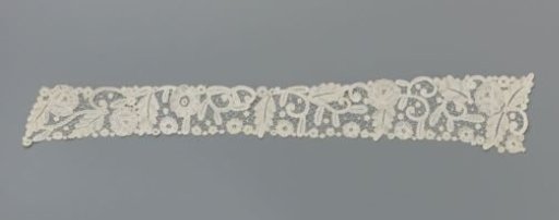 Ornament for an evening mantle of mixed lace with rose hedge