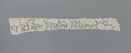 Ornament for an evening mantle of mixed lace with rose hedge