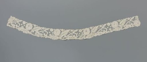 Ornament for an evening mantle of mixed lace with a rose hedge