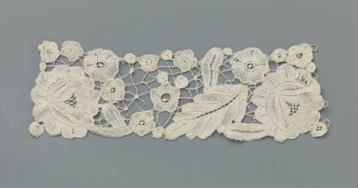 Ornament for an evening mantle of mixed lace with a rose hedge