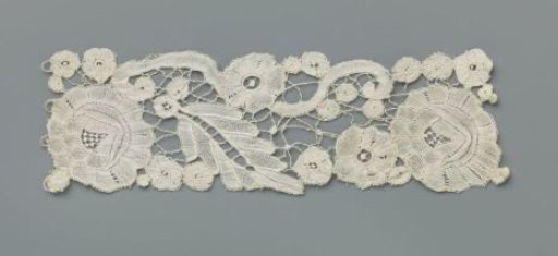 Ornamental piece for an evening mantle of mixed lace with rose hedge