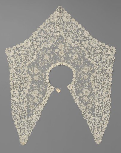 Broad collar of mixed lace with five points