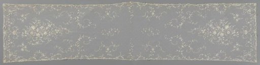 Scarf of appliqué lace with thin spirals