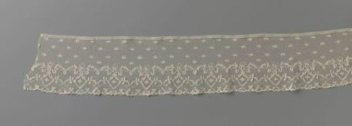 Flounce of bobbin lace with diamond-shaped medallions