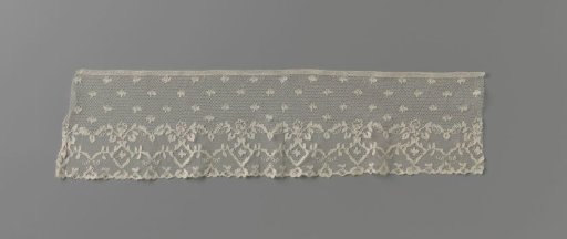 Flying leaf of bobbin lace with diamond-shaped medallions