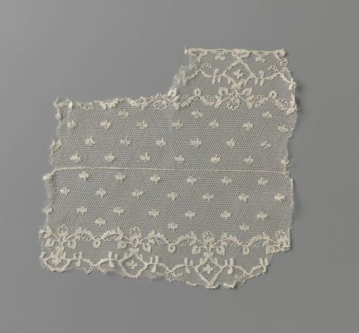Bobbin lace volants with diamond-shaped medallions