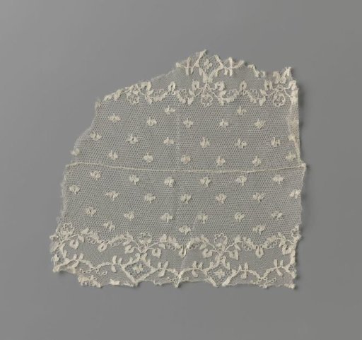 Bobbin lace volants with diamond-shaped medallions