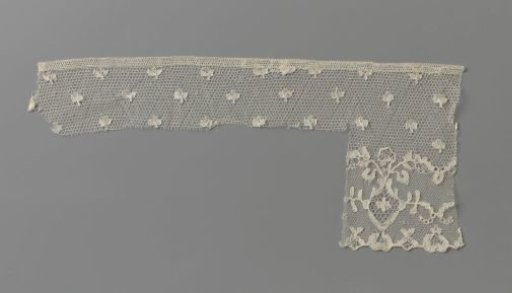 Flounce of bobbin lace with diamond-shaped medallions