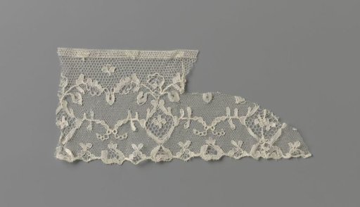 Bobbin lace volants with diamond-shaped medallions