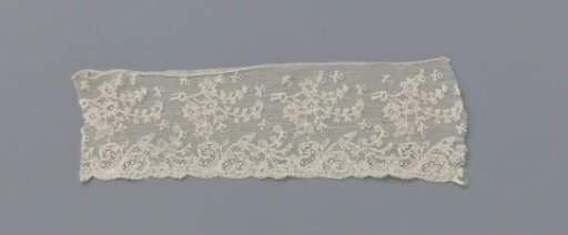 Strip of bobbin lace with horizontal flower sprigs
