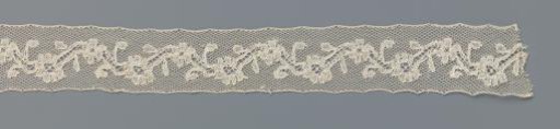 Insert of bobbin lace with zigzag line