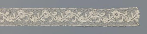 Insert of bobbin lace with zigzag line