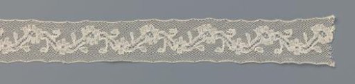 Insert of bobbin lace with zigzag line