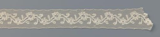 Insert of bobbin lace with zigzag line