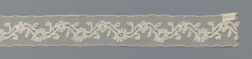 Insert of bobbin lace with zigzag line