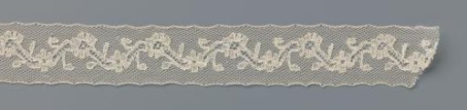 Insert of bobbin lace with zigzag line