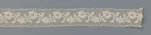 Insert of bobbin lace with zigzag line
