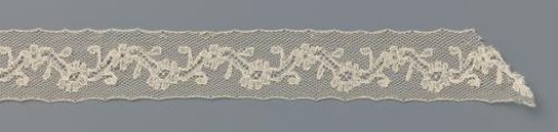 Insert of bobbin lace with zigzag line