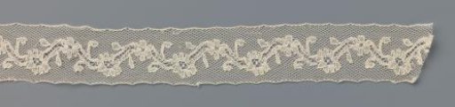 Insert of bobbin lace with zigzag line