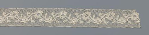 Insert of bobbin lace with a zigzag line