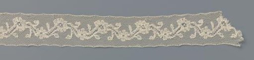 Insert of bobbin lace with zigzag line