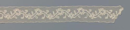 Insert of bobbin lace with zigzag line