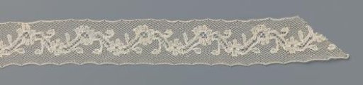 Insert of bobbin lace with zigzag line