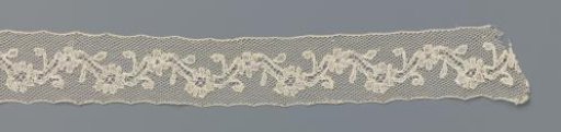 Insert of bobbin lace with zigzag line