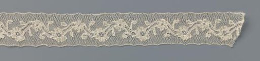 Insert of bobbin lace with zigzag line