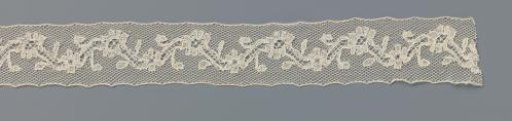 Insert of bobbin lace with zigzag line