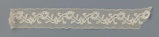 Insert of bobbin lace with zigzag line