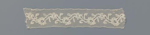 Insert of bobbin lace with zigzag line