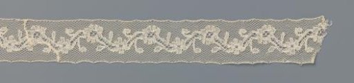 Insert of bobbin lace with a zigzag line