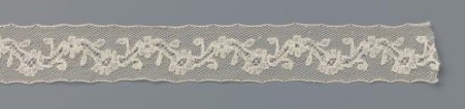 Insert of bobbin lace with a zigzag line