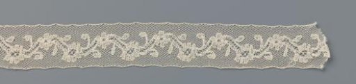 Insert of bobbin lace with a zigzag line